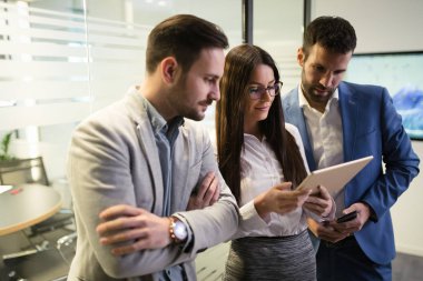 Dijital tablet kullanma office birlikte iş adamları resmini