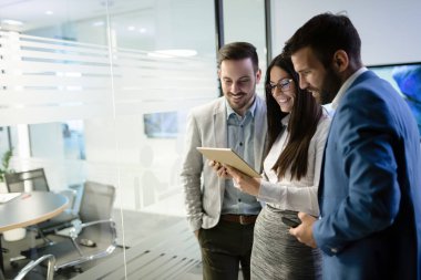 Dijital tablet kullanma office birlikte iş adamları resmini