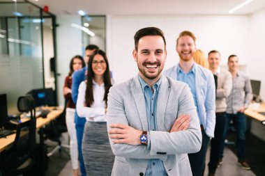 ofiste genç bakış açısı iş adamları