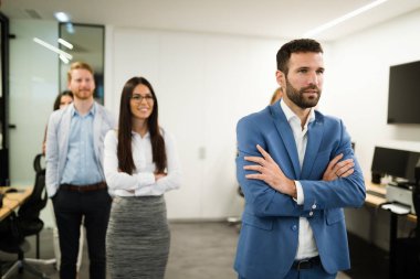 Ofiste poz veren başarılı iş ekibinin portresi
