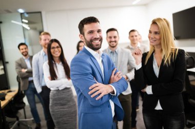 ofiste genç bakış açısı iş adamları