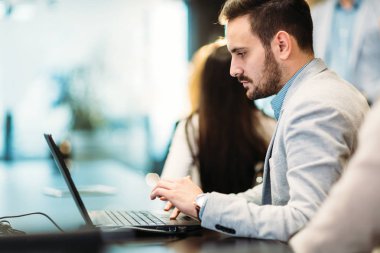 Modern ofiste çalışan iş adamlarının resmi
