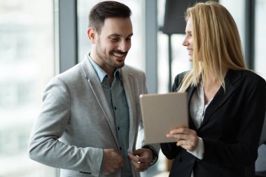 İş adamları ofiste dijital tablet kullanırken tartışıyor