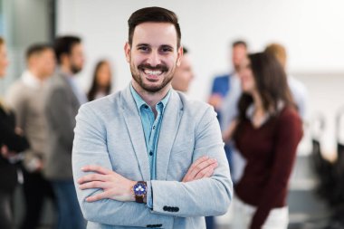 Ofiste poz veren başarılı iş ekibinin portresi