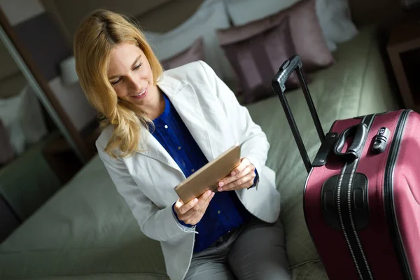 Portrait Attractive Blonde Businesswoman Hotel Room — Stock Photo, Image