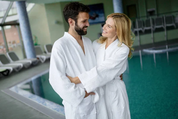 Portrait de couple attrayant dans le centre de spa — Photo