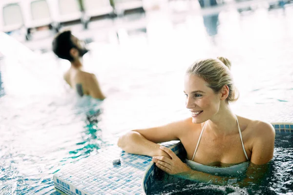 Portrait of beautiful woman relaxing in swimming pool — Stock Photo, Image