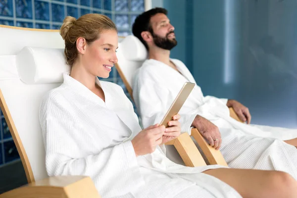 Joyeux couple heureux relaxant dans le centre de spa — Photo