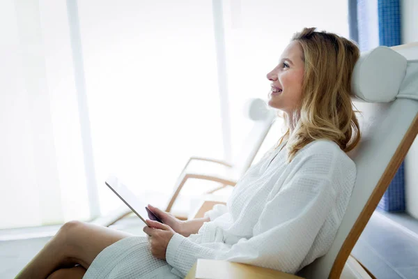 Mulher Bonita Relaxante Usando Tablet Digital Spa — Fotografia de Stock
