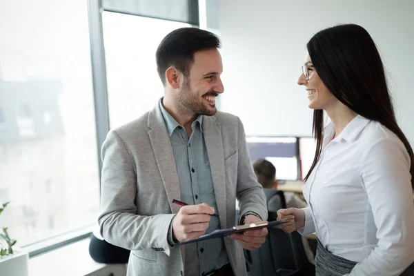 Empresarios Discutiendo Mientras Usan Tableta Digital Oficina Juntos — Foto de Stock