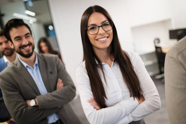 Junge Geschäftsleute mit Perspektive im Amt — Stockfoto