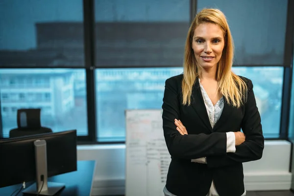 Retrato Mulher Negócios Bonita Bem Sucedida Escritório Moderno — Fotografia de Stock