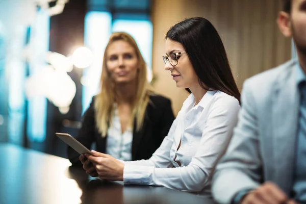 Imagen Atractiva Mujer Negocios Sonriente Sala Conferencias — Foto de Stock