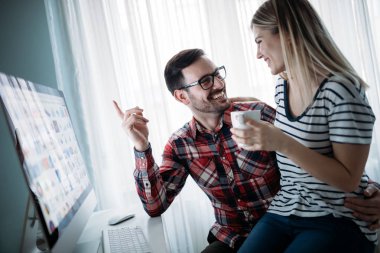 Genç çekici tasarımcılar proje üzerinde birlikte çalışıyorlar.