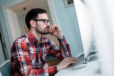 Genç tasarımcı evde proje üzerinde çalışıyor