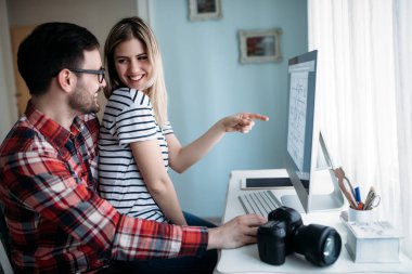 Genç çekici tasarımcılar proje üzerinde birlikte çalışıyorlar.