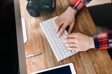 Ev ofis bilgisayarda çalışan adam fotoğrafı yakın çekim