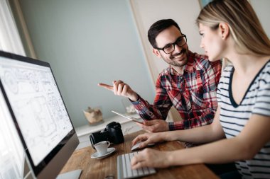 Genç çekici tasarımcılar proje üzerinde birlikte çalışıyorlar.