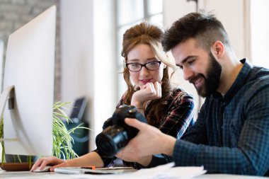 Modern ofiste birlikte çalışan iki genç tasarımcılar