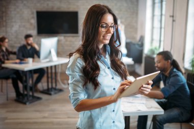 Modern ofisinde çalışan genç çekici kadın mimar