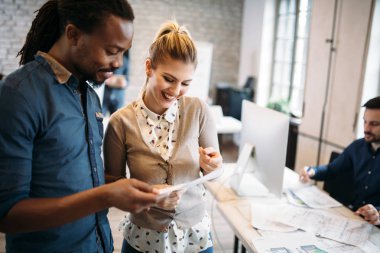 Genç Mimarlar ofiste tartışma portresi