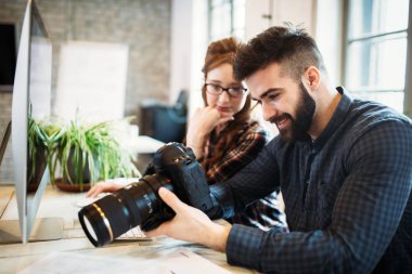Modern ofiste birlikte çalışan iki genç tasarımcılar