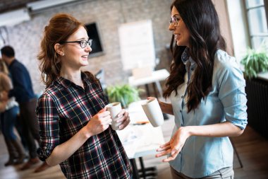 Genç Mimarlar ofiste tartışma portresi