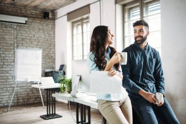 Genç Mimarlar ofiste tartışma portresi