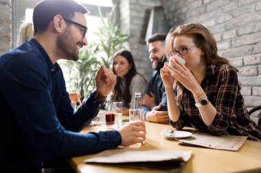 Kafede molada genç iş meslektaşlarının resim