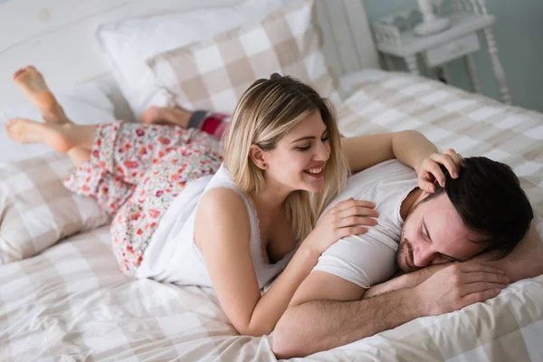 Retrato de pareja amorosa joven en el dormitorio —  Fotos de Stock