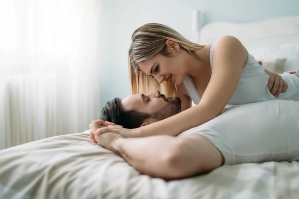 Retrato de pareja amorosa joven en el dormitorio —  Fotos de Stock