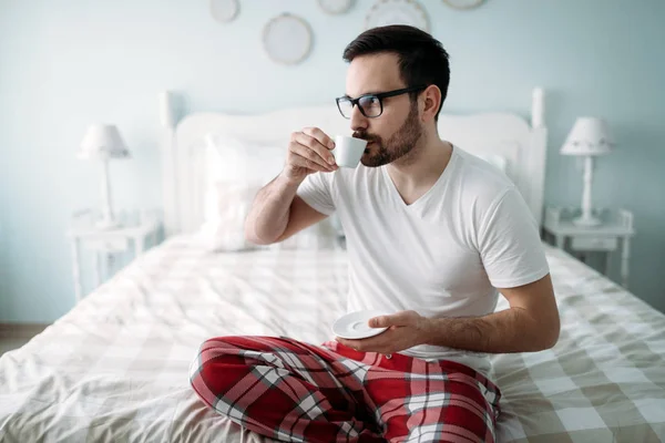 Портрет красивого молодого человека, пьющего кофе — стоковое фото