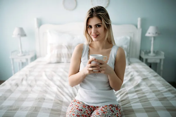 Jovem Bela Mulher Sentada Cama Casa Sozinha — Fotografia de Stock