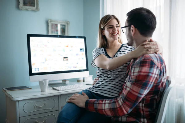 Jóvenes diseñadores atractivos trabajando juntos en el proyecto — Foto de Stock