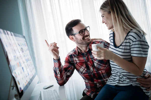 Genç çekici tasarımcılar proje üzerinde birlikte çalışıyorlar.