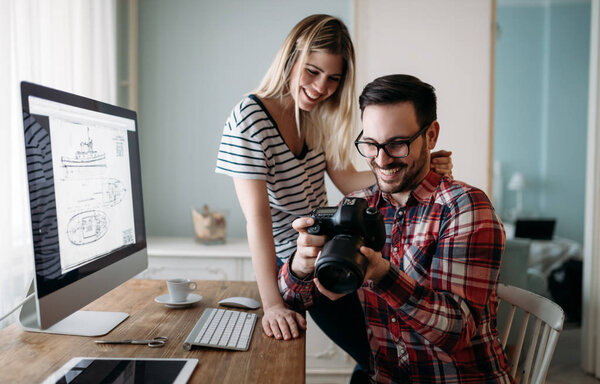 Молодые привлекательные дизайнеры, работающие над проектом вместе
