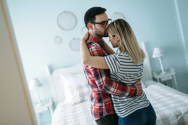 Retrato de jovem casal amoroso no quarto — Fotografia de Stock