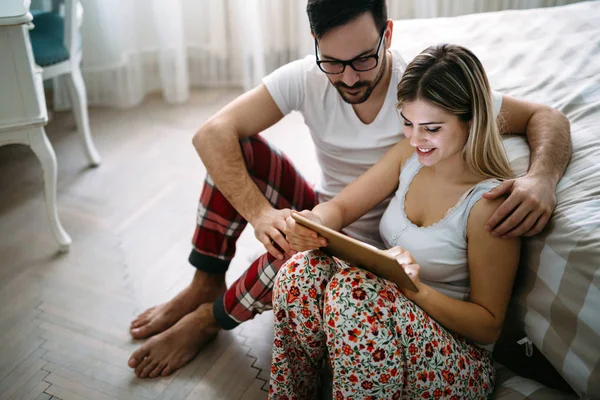 Jonge Gelukkige Paar Met Behulp Van Digitale Tablet Slaapkamer — Stockfoto