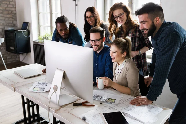 Unge Arkitekter Som Arbeider Sammen Prosjekt – stockfoto