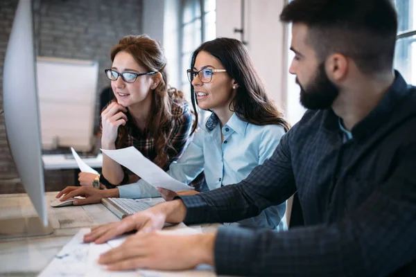 Office Birlikte Proje Üzerinde Çalışmaya Genç Mimarlar — Stok fotoğraf