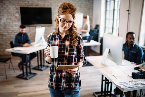 Jovem Atraente Arquiteto Feminino Trabalhando Escritório Moderno — Fotografia de Stock