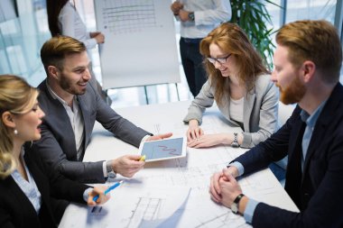 İş adamları konferansı ve toplantı modern ofiste olacak.