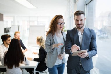 İş yerinde çalışan iş adamları