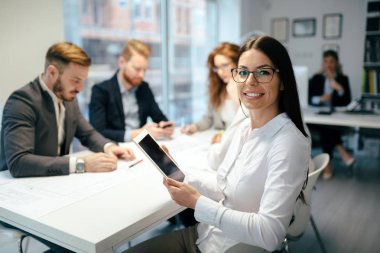 Modern toplantı odasında etmek ve iş kişi konferans