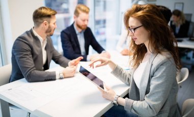 Ofiste iş proje üzerinde yaratıcı profesyonel iş adamları