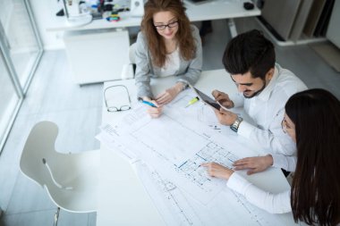 Ofisteki projede işbirliği yapan bir grup iş adamı