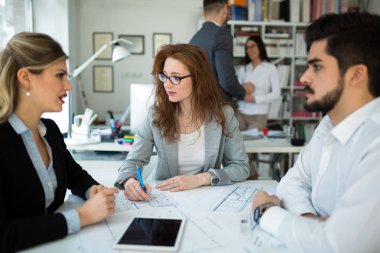 İş toplantısı ve işbirliği ofiste iş adamları tarafından