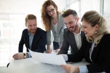 Ofiste iş proje üzerinde yaratıcı profesyonel iş adamları