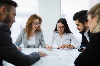 Birlikte bir proje üzerinde çalışırken ve ofiste beyin fırtınası iş adamları