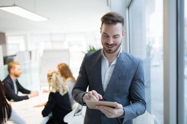 Genç yakışıklı mimar ofis toplantı portresi